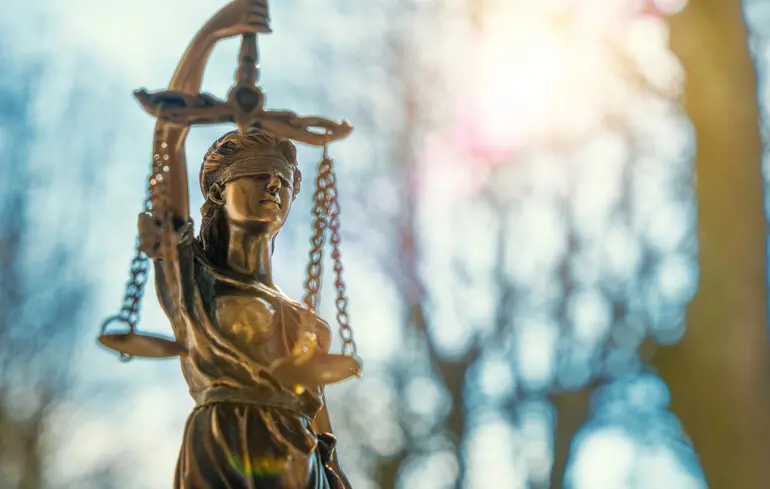 Розкрадання грошей на закупівлі обладнання для онкохворих: двом підозрюваним обрали запобіжний захід
