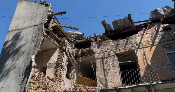 Зруйнований внаслідок російської атаки будинок на вул. Олени Степанівни знесуть