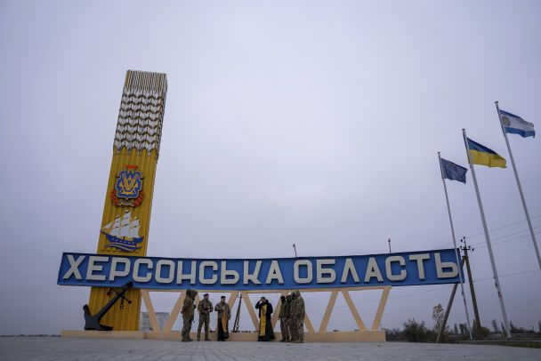 Задля розваги: на Херсонщині РФ дронами атакує навіть собак і котів