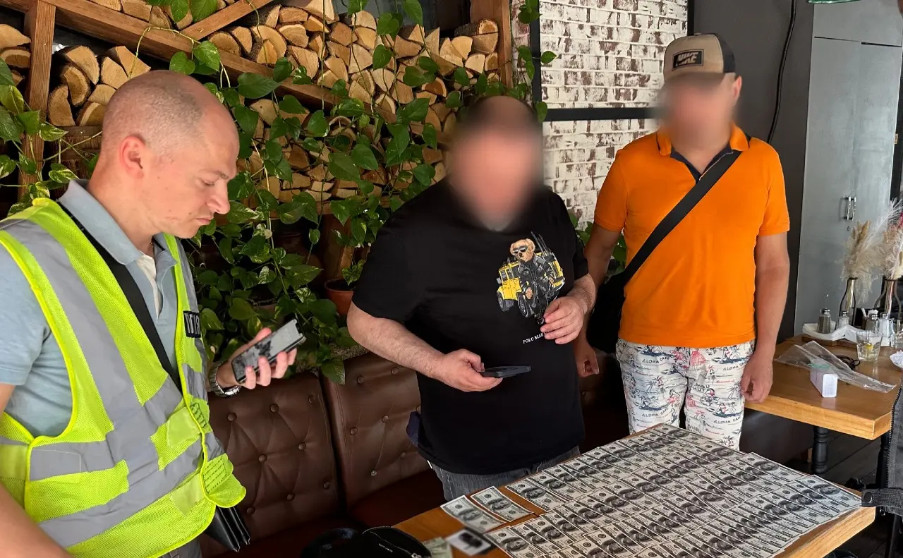 У столиці затримали посадовця Міноборони, який за 10 тисяч доларів обіцяв «бронь» від мобілізації