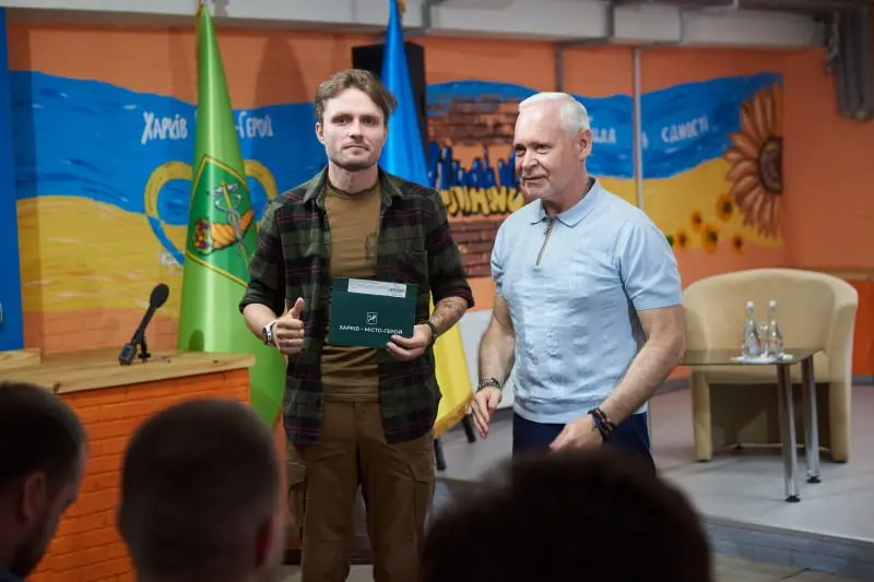«Зробили не для галочки»: Терехов вручив спеціальні «Картки харків’янина»