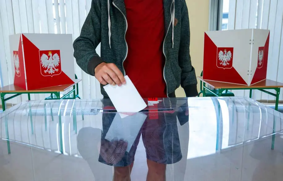 На окрузі в Польщі знайшли 160 "загублених" голосів за Тшасковського