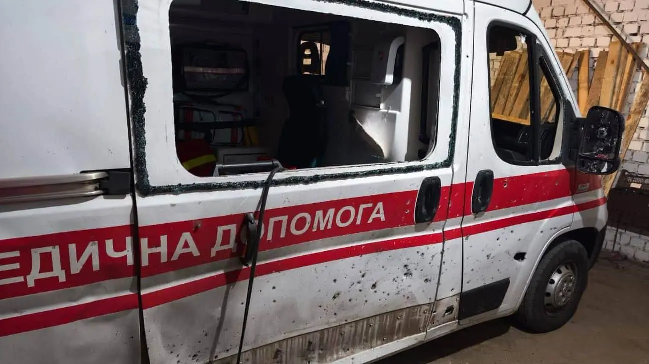 На Херсонщині армія РФ скинула вибухівку з дрона на авто швидкої: постраждали медики