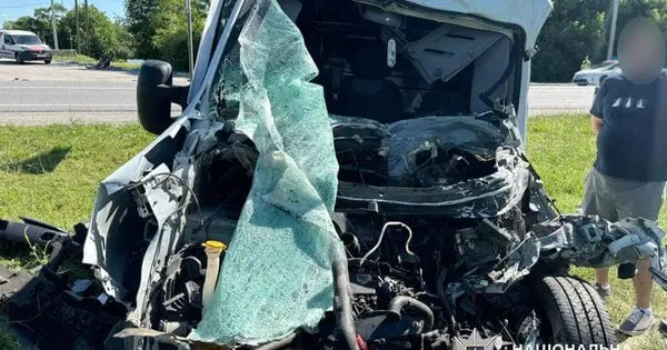 На Хмельниччині 42-річний водій буса загинув після зіткнення з вантажівкою