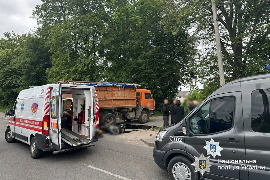 Під час зіткнення вантажівки й мотоцикла у Вінниці, загинув чоловік
