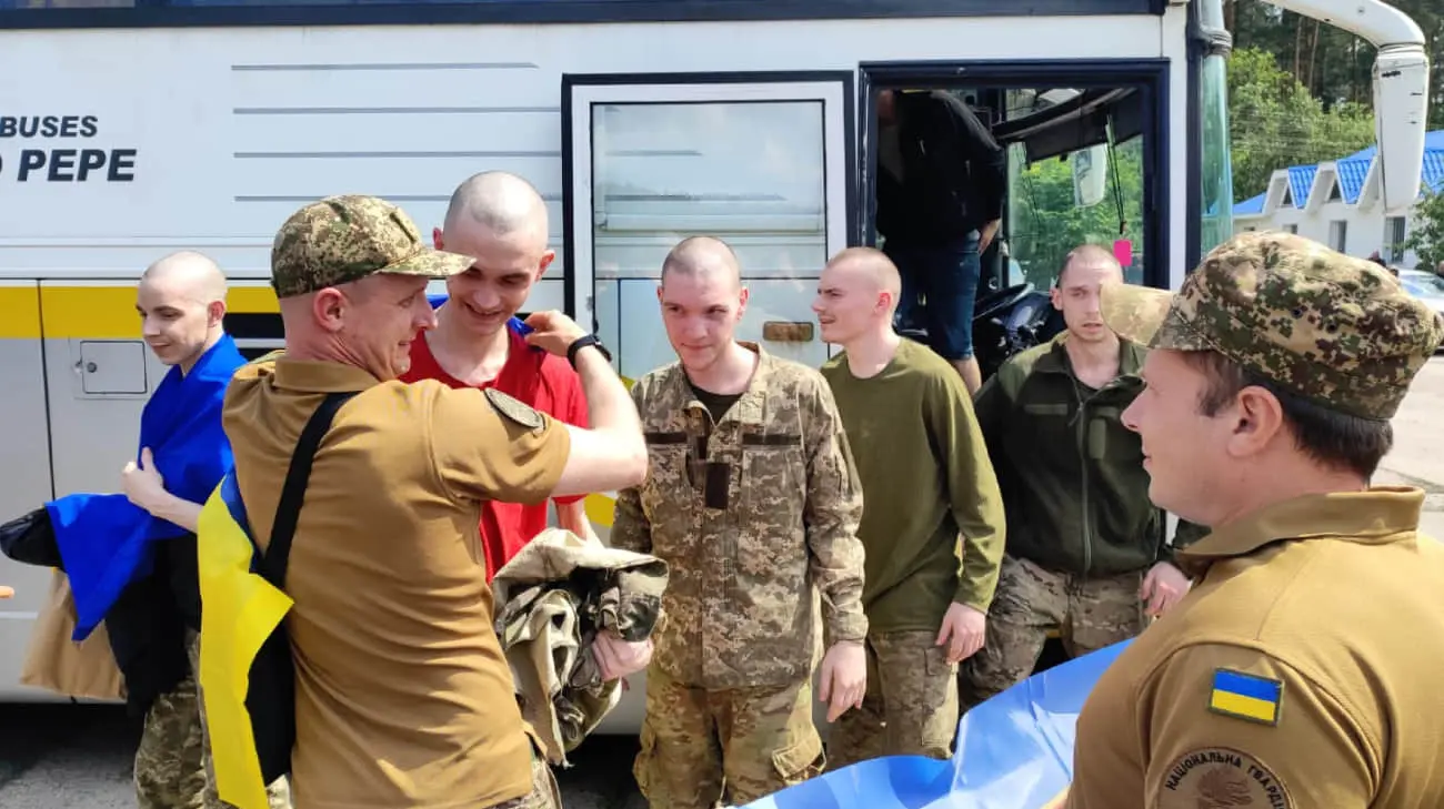 З'явилося відео, як Україна повернула першу групу бійців віком до 25 років 