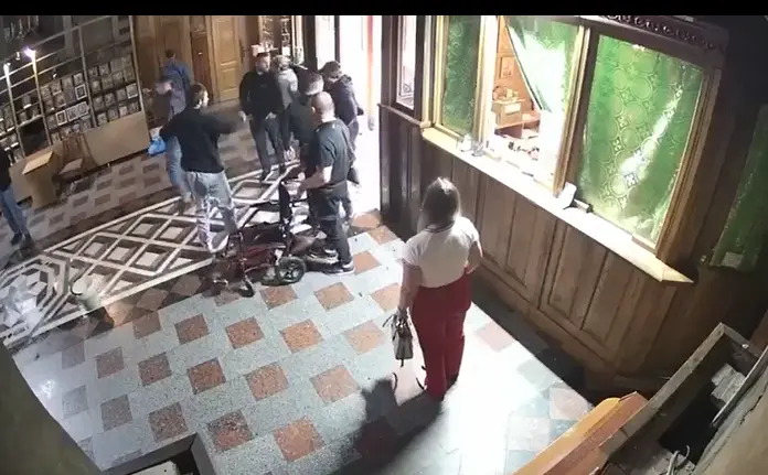 Невідомі молодики напали на священника і зайняли храм: з чого почалося протистояння в чернівецькому соборі (нове відео)