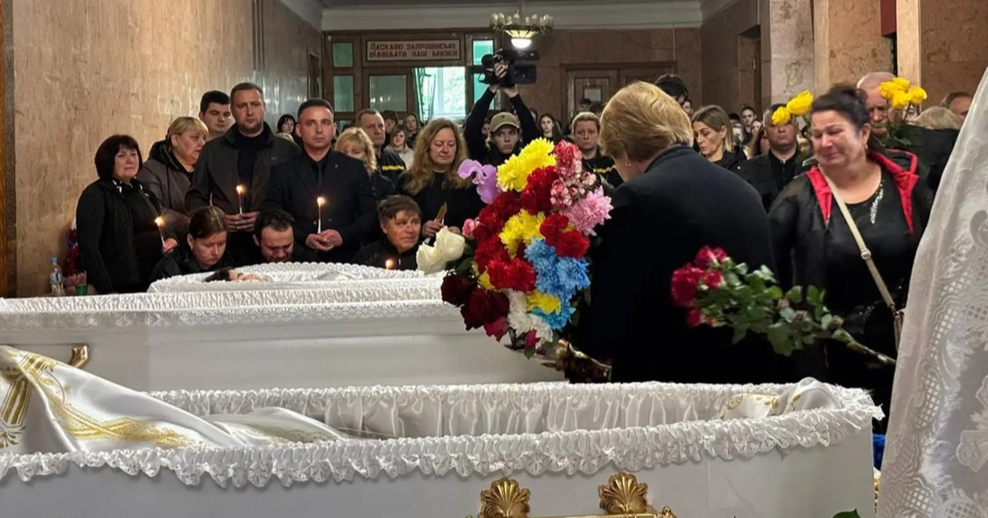 На Житомирщині попрощались з трьома дітьми, які загинули від російської атаки