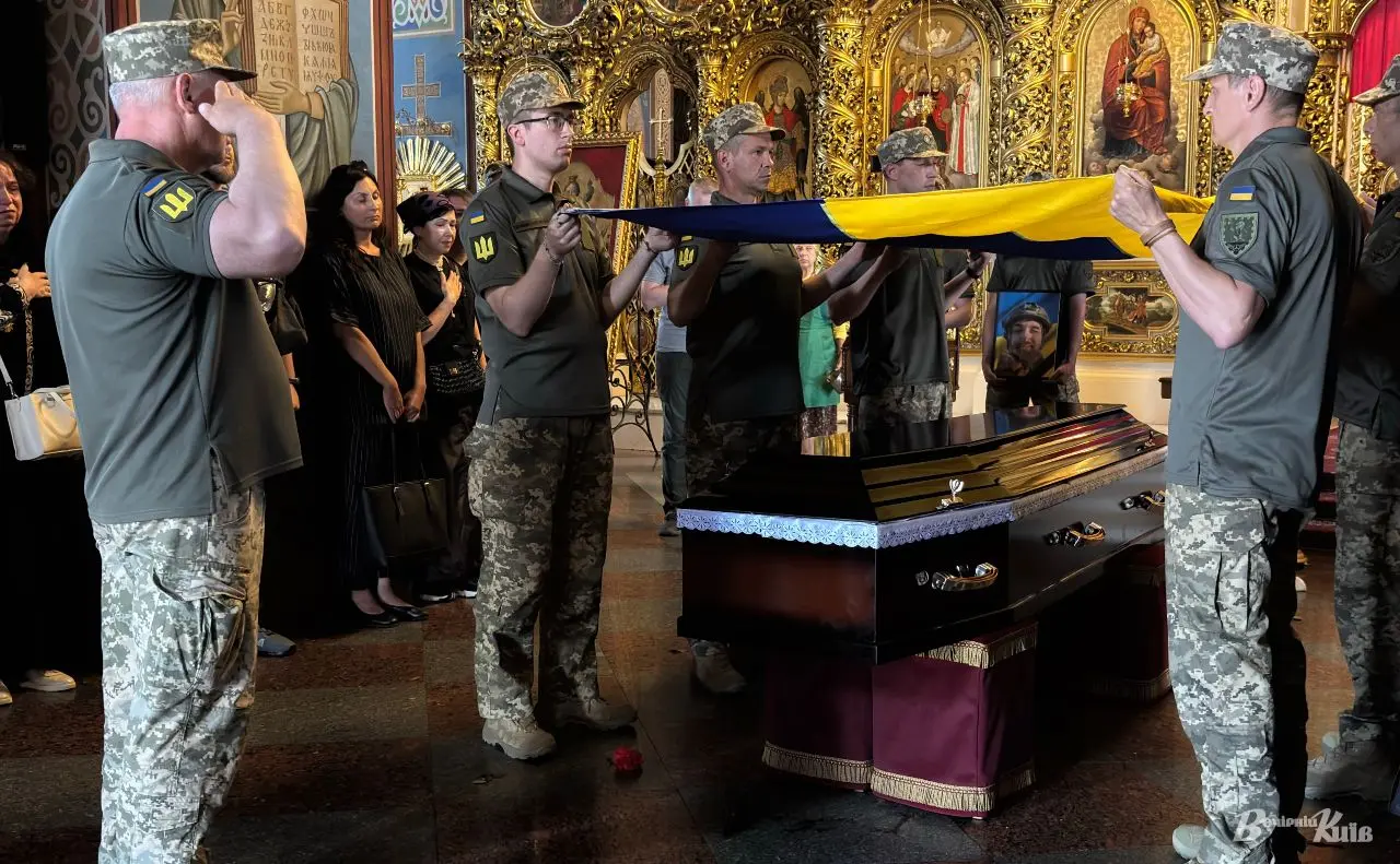 Відспівували там, де й хрестили: у Михайлівському соборі попрощались з 21-річним військовим Вадимом Пахомовим