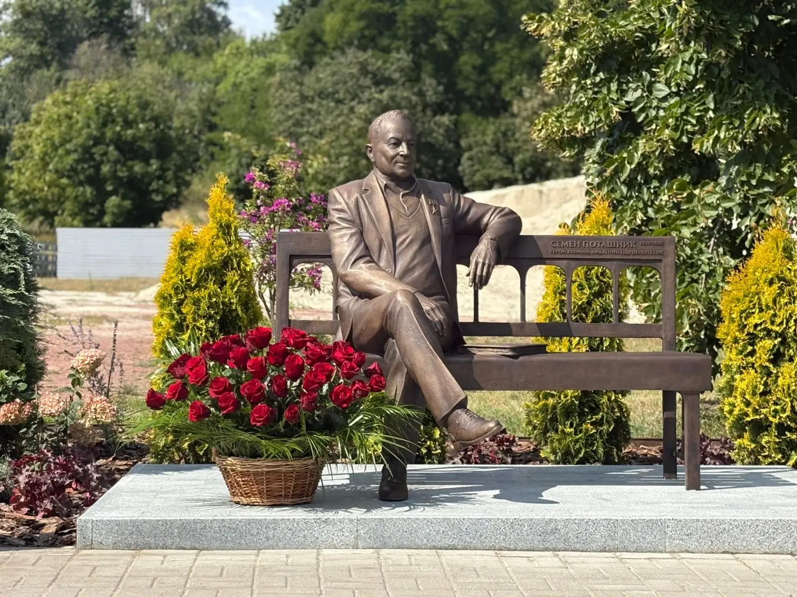 На вишгородській набережній відкрили скульптуру видатного гідроенергетика Семена Поташника