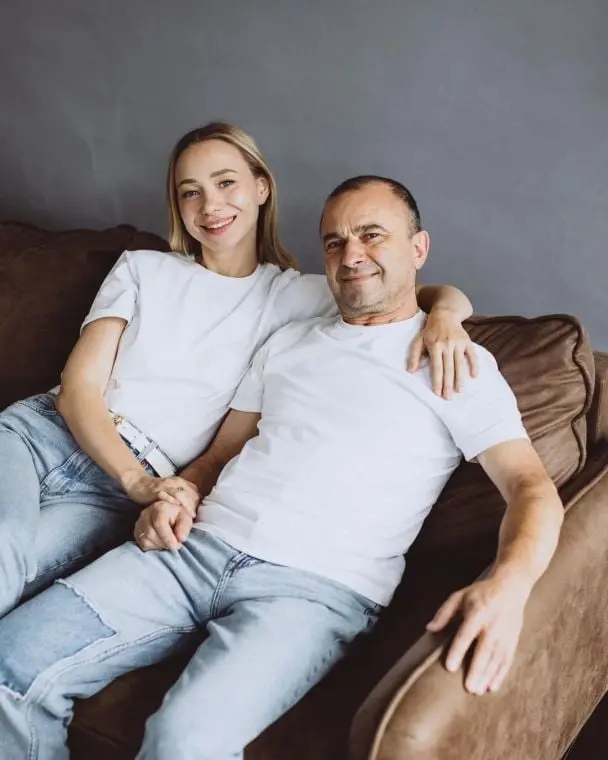 Дружина Павліка влучними кадрами відповіла на закиди, що вони мають вигляд "діда та онуки"