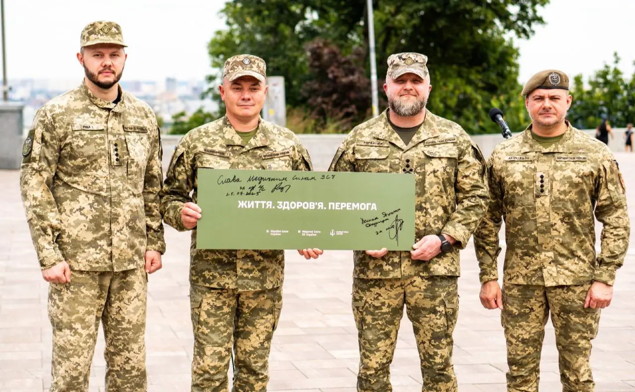 На алеї Захисників у Києві відкрили памʼятний знак «Медичні сили»