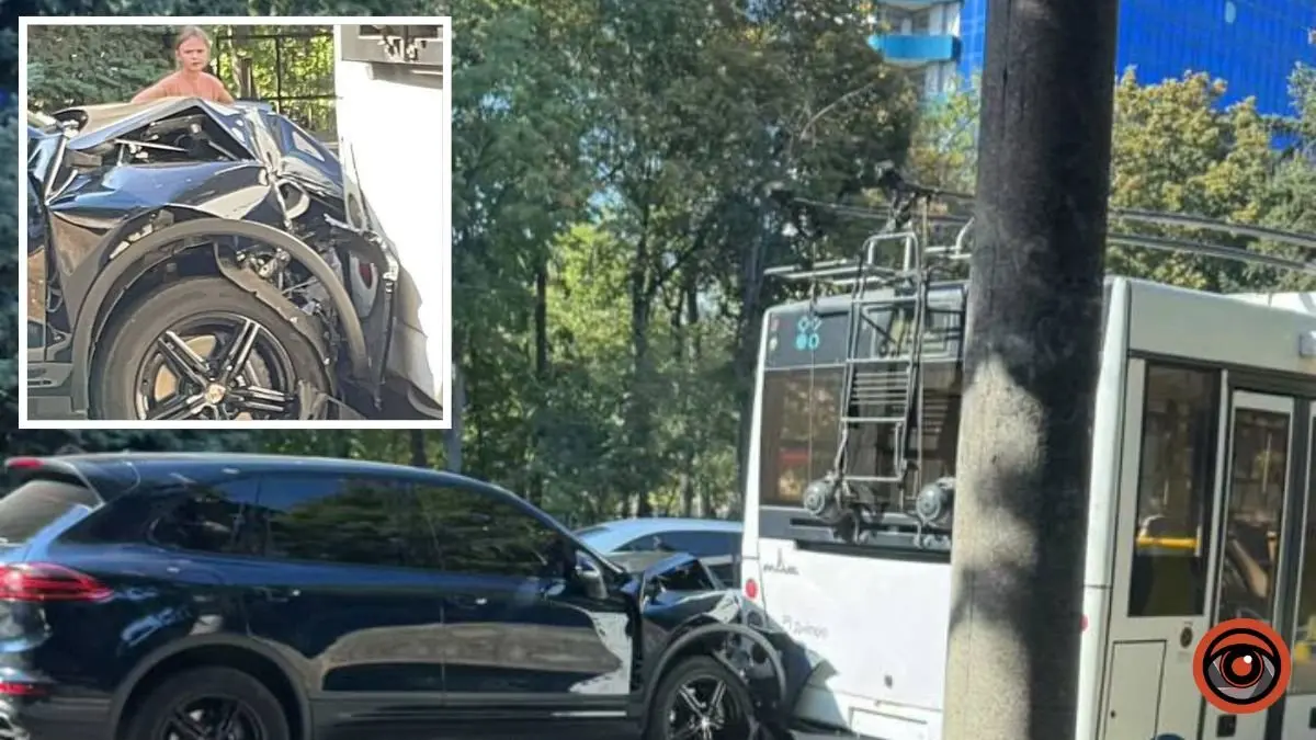 У Дніпрі на проспекті Науки Porsche влетів у тролейбус: транспорт об’їжджає затор тротуаром