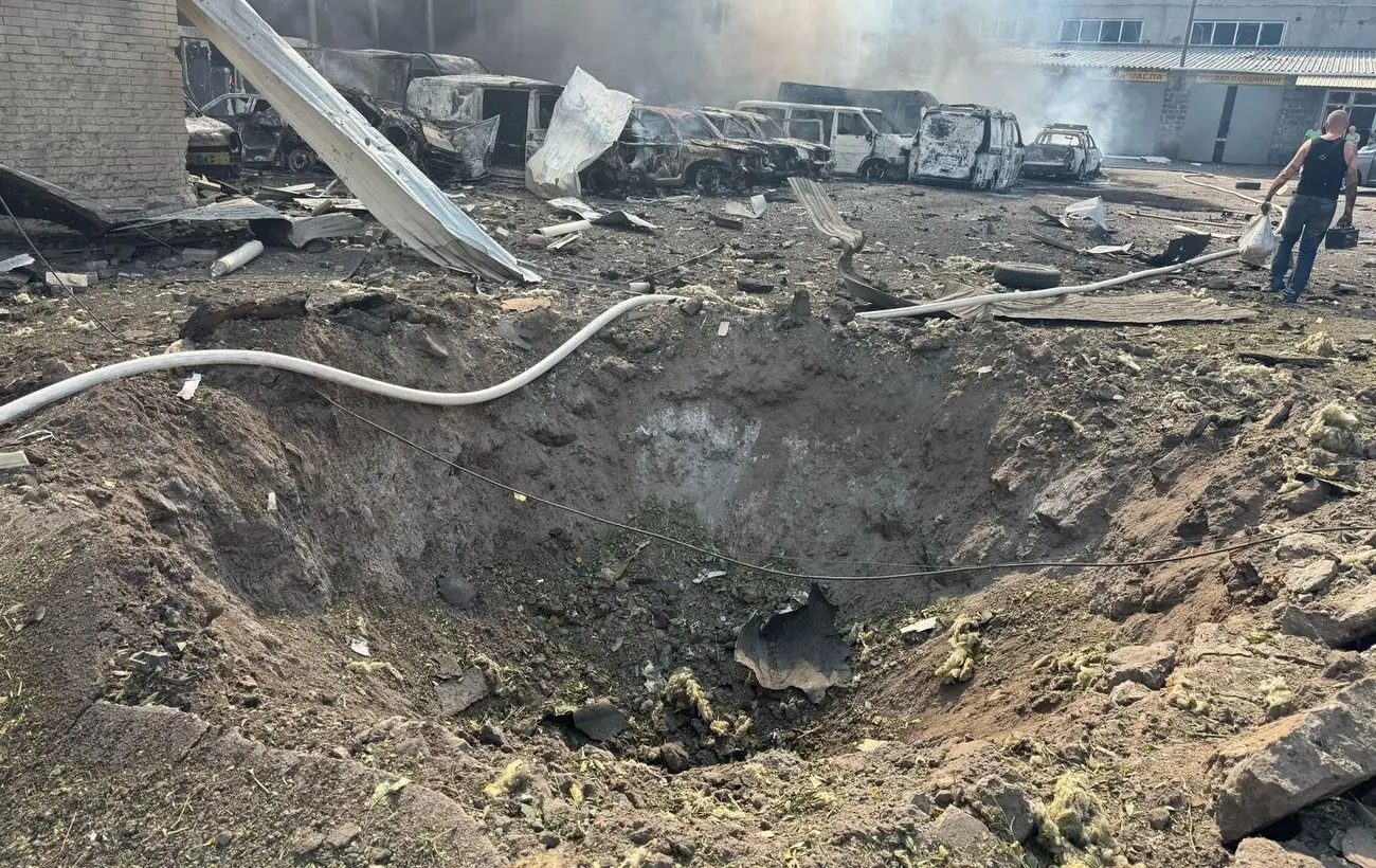 РФ обстріляла центр Слов’янська: є жертва, пошкоджено адмінбудівлю та школу