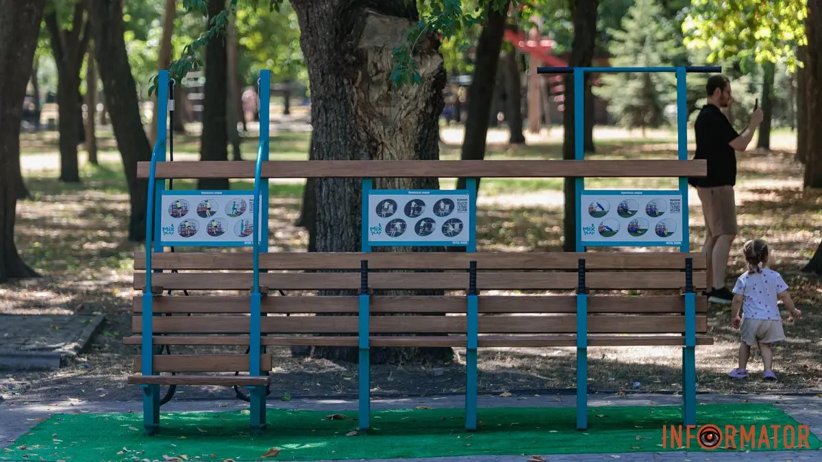 Єдина в усій країні: у Дніпрі в парку Шевченка з'явилася спортивна лавка
