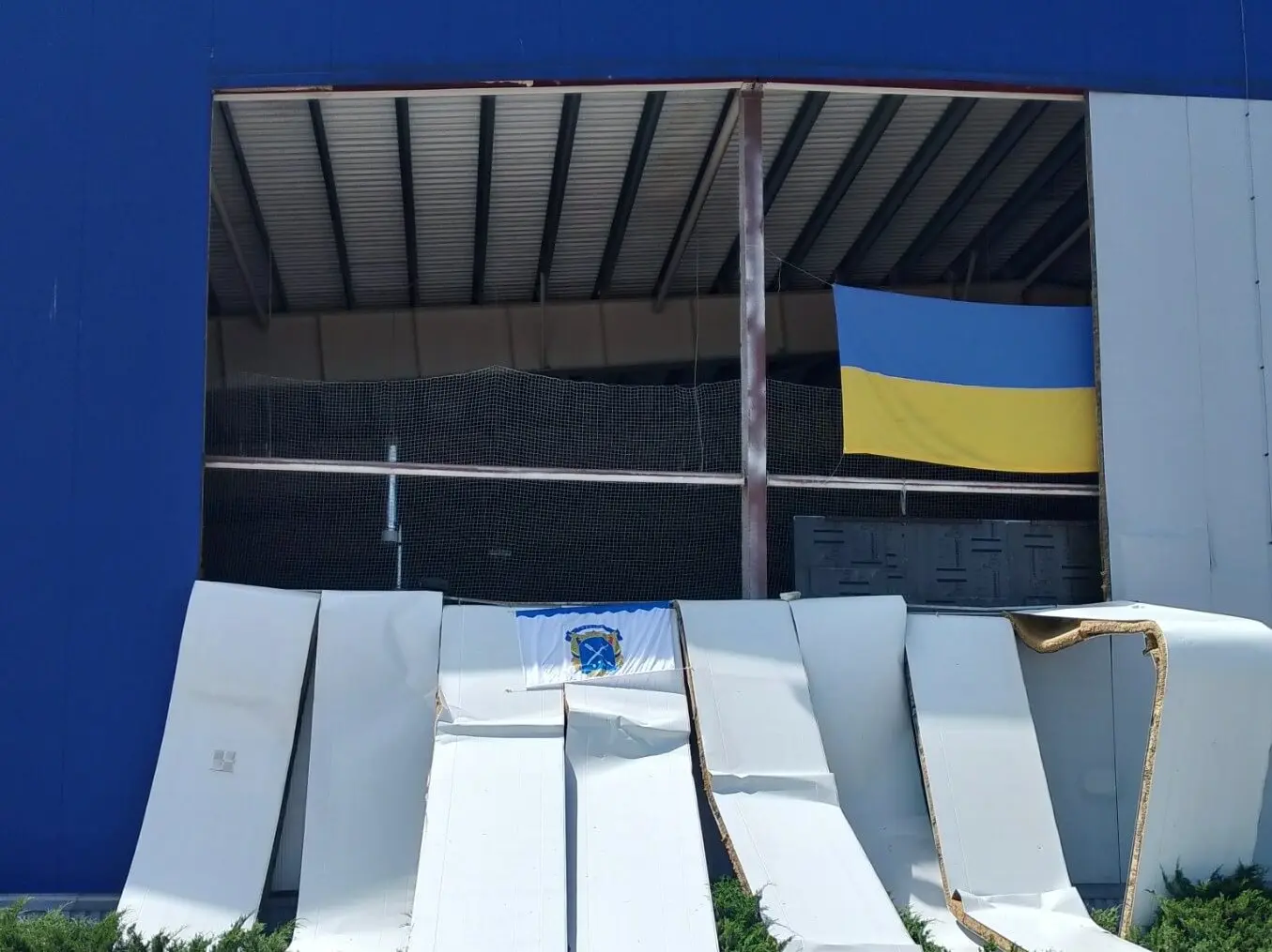 У Дніпрі внаслідок ракетного удару пошкоджена Льодова арена
