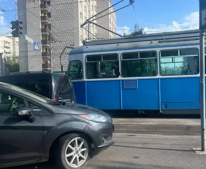 Вранці у Вінниці Ford в’їхав у трамвай