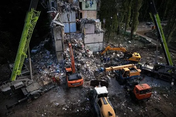 У Києві пошуково-рятувальні роботи завершені: Зеленський назвав кількість жертв удару РФ