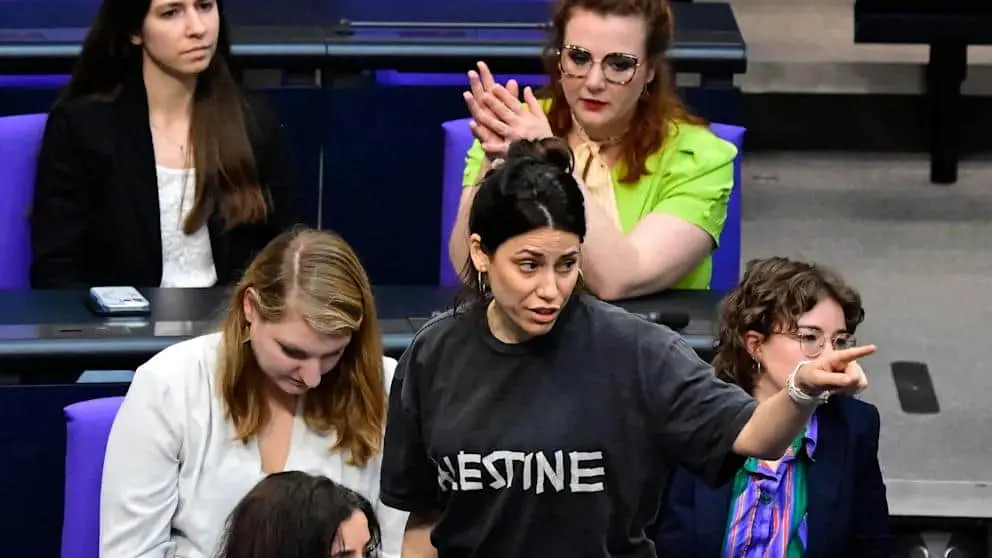 З Бундестагу вигнали депутатку у футболці з написом Palestine