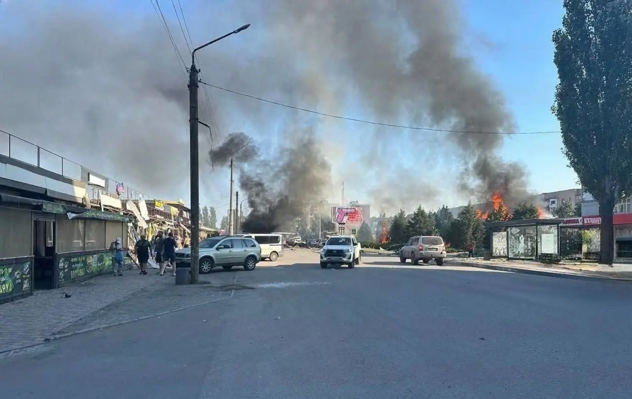 "Лікарня не може прийняти всіх". Росіяни в годину пік скинули КАБ на центр Добропілля