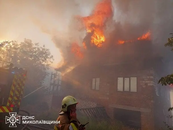 У Миколаєві масштабні пожежі: десятки загорань і пошкоджені будинки через шалений вітер