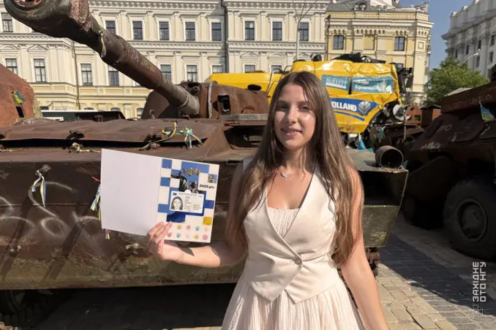 Зеленський особисто вручив юній буковинці паспорт громадянки України
