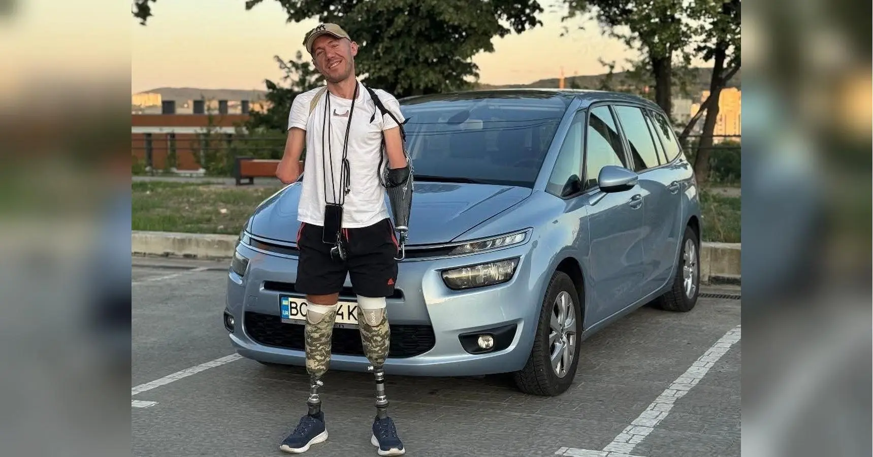 «Побачив тільки спалах і як нога відлітає»: ветеран, який пережив чотири ампутації, керує автівкою та бігає марафони