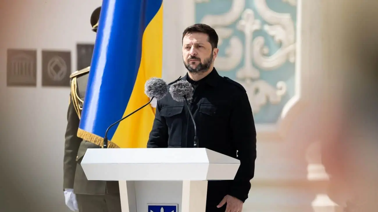 Зеленський у День Конституції вручив нагороди, зокрема Героям України