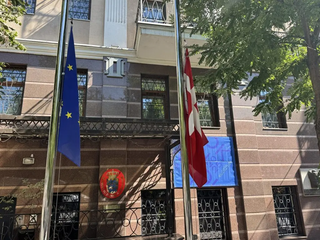 Данська амбасада в Києві приспустила прапори