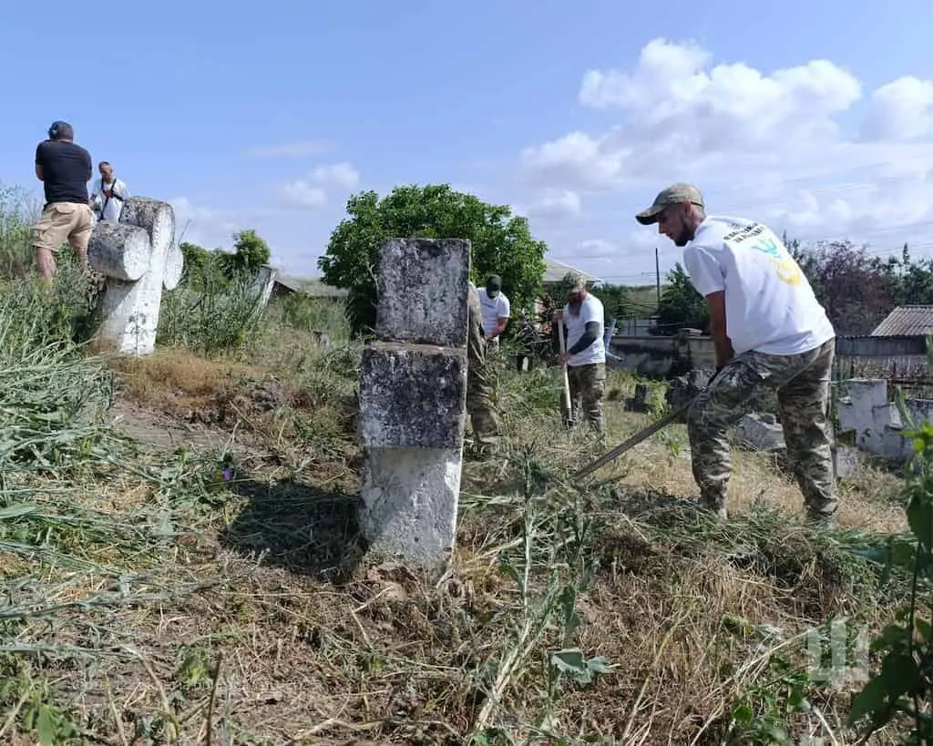 Захисники провели прибирання на козацькому кладовищі Одеси (фото)