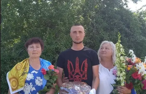 У громаді на Вінниччині з хлібом та сіллю зустріли звільненого з полону земляка