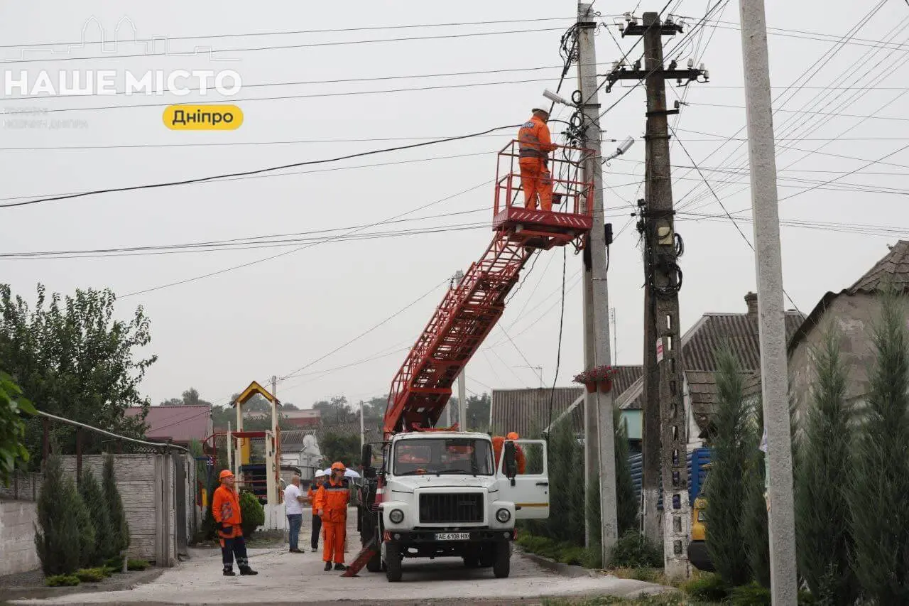 У Дніпрі на вулиці Зоряній модернізують зовнішнє освітлення