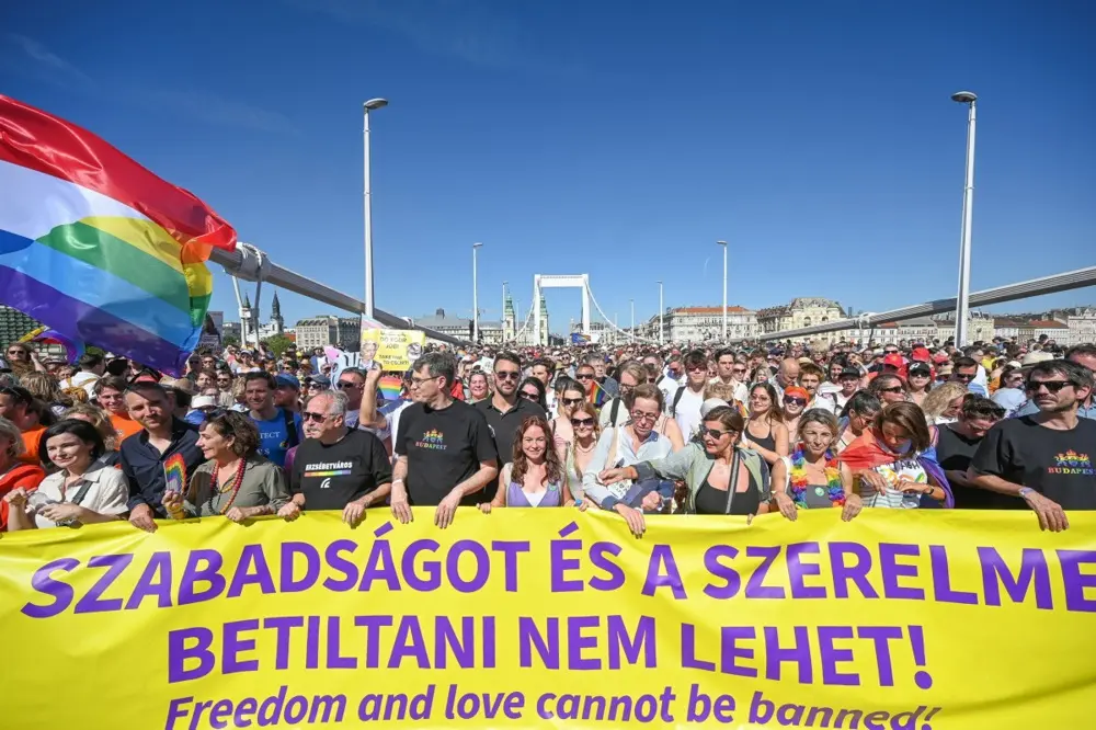 Несмотря на запрет Орбана, в Будапеште на прайд вышли десятки тысяч людей – фото