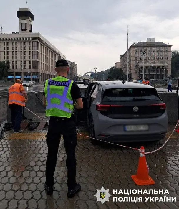 У центрі Києва біля народного меморіалу на Майдані автівка вилетіла на тротуар: наслідки, фото