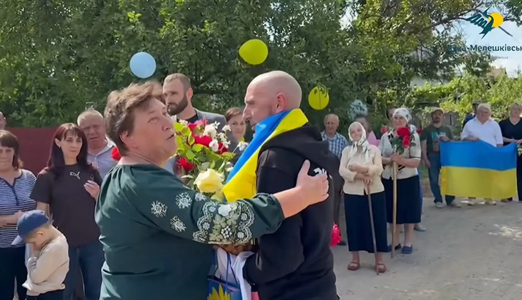 Усім селом на Вінниччині зустріли воїна, який майже півтора роки був у полоні