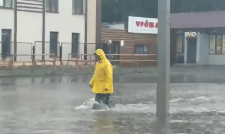 Автостанцію по вулиці Садовій та парк Шевченка у Чернівцях затопило дощем