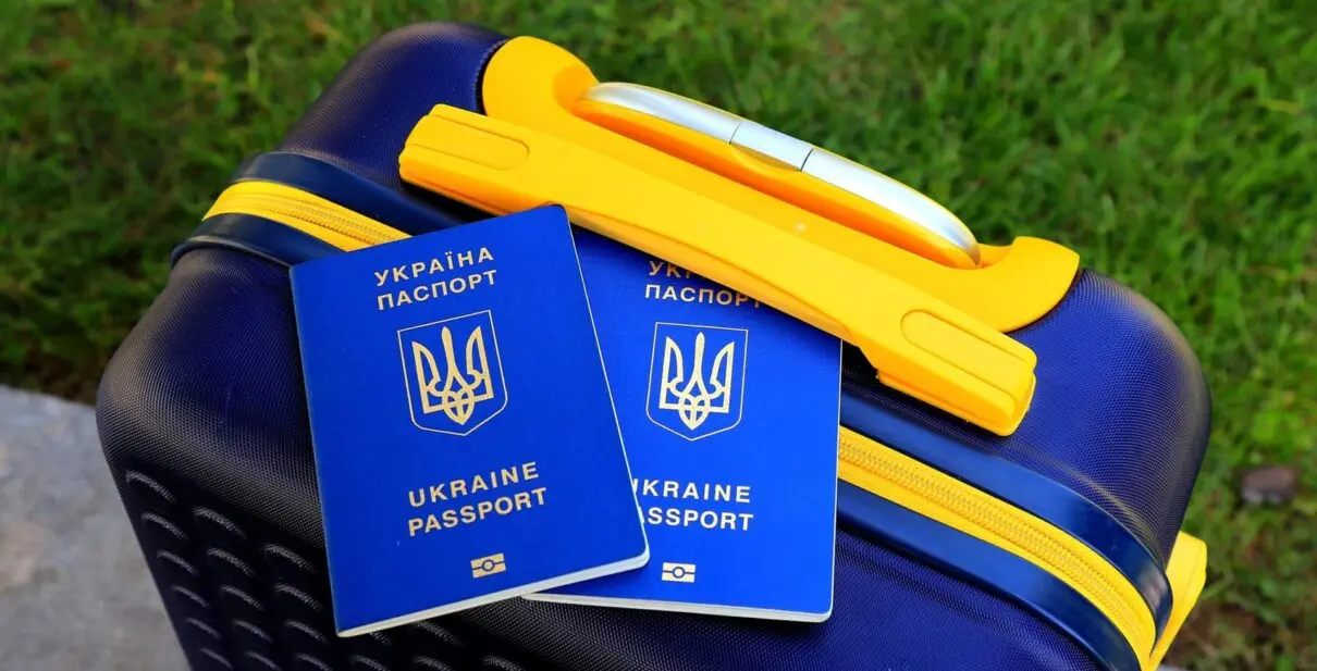 Депутаток місцевих рад випустять за кордон