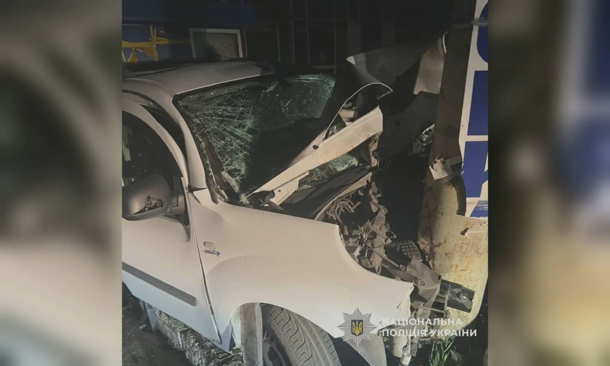 Водій Renault врізався у стовп у Харкові і загинув, його пасажири в лікарні