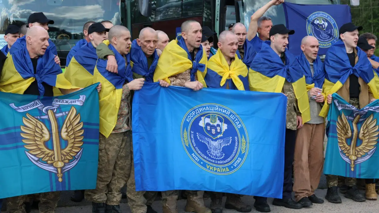 Українських воїнів, що були у полоні понад 3 роки, повернули додому