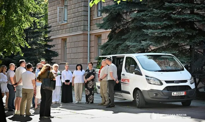 Благодійники передали нове авто Чернівецькому обласному центру служби крові