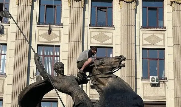 Чоловік позував перехожим на пам’ятнику перед будівлею поліції: фото