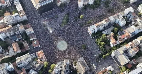 У Сербії під час масштабних антиурядових протестів сталися сутички з поліцією