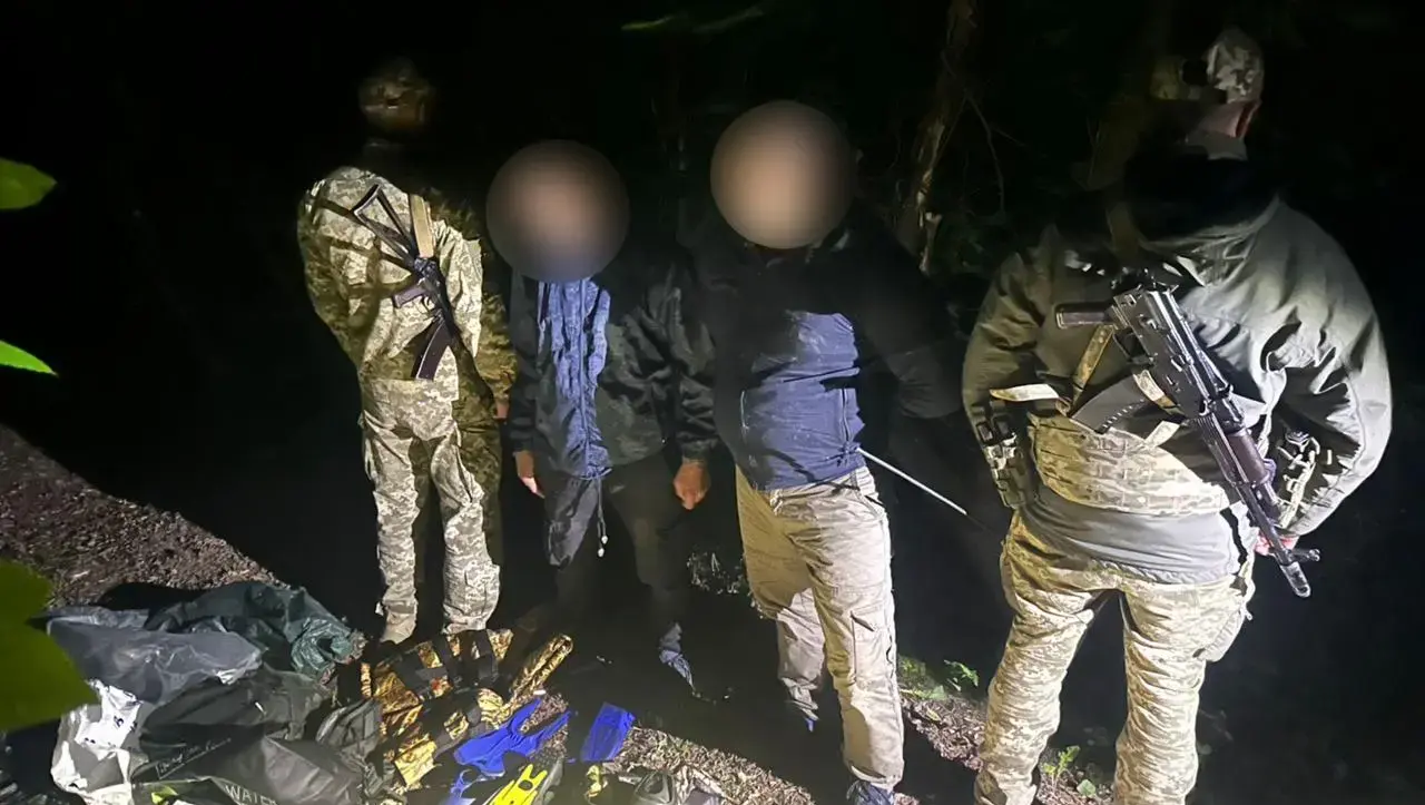 На Вінниччині прикордонники виявили чоловіків, які хотіли вплав дістатись до Молдови
