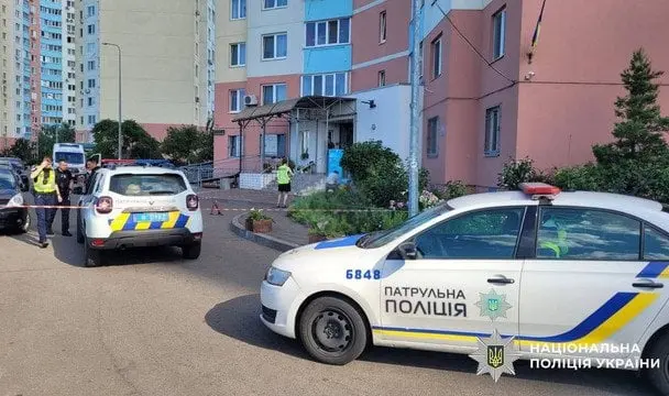 В Києві з вікна 21 поверху випала дитина: що відомо