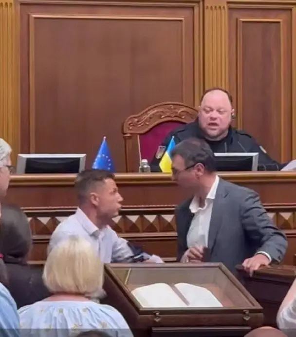 У Раді блокування трибуни переросло у бійку: що не поділили Гончаренко і Гетманцев