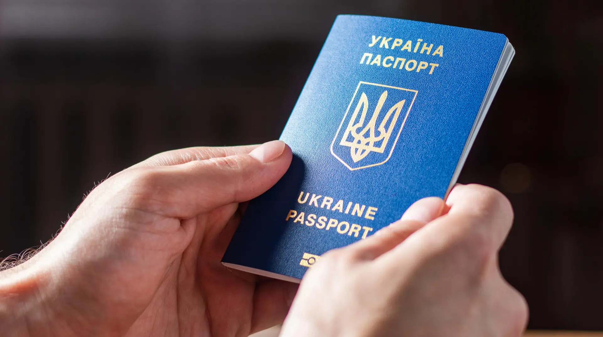 Втратили чи пошкодили закордонний паспорт? Юристи пояснили, як у такому разі повернутися в Україну