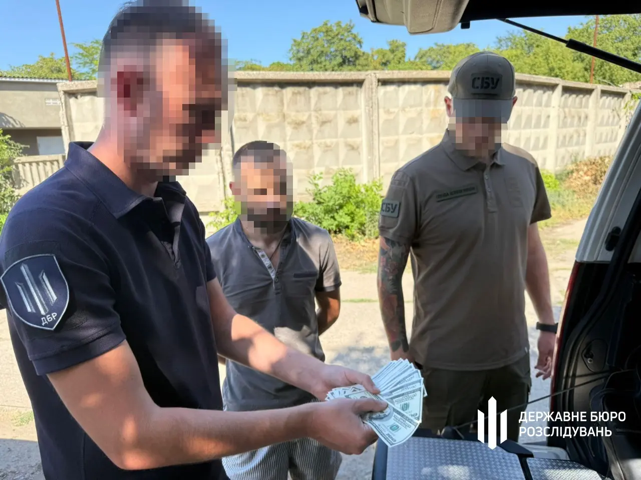 ГБР заявило о разоблачении пограничника, продававшего мужчинам "туры на футбол" за границу
