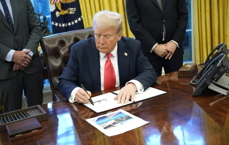 Трамп оголосив про нові “взаємні” тарифні ставки для десятків країн та підвищив мита для Канади до 35%