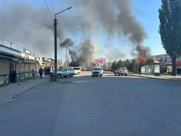 Росіяни ударили по магазину в Добропіллі: там могли бути люди (відео, фото)