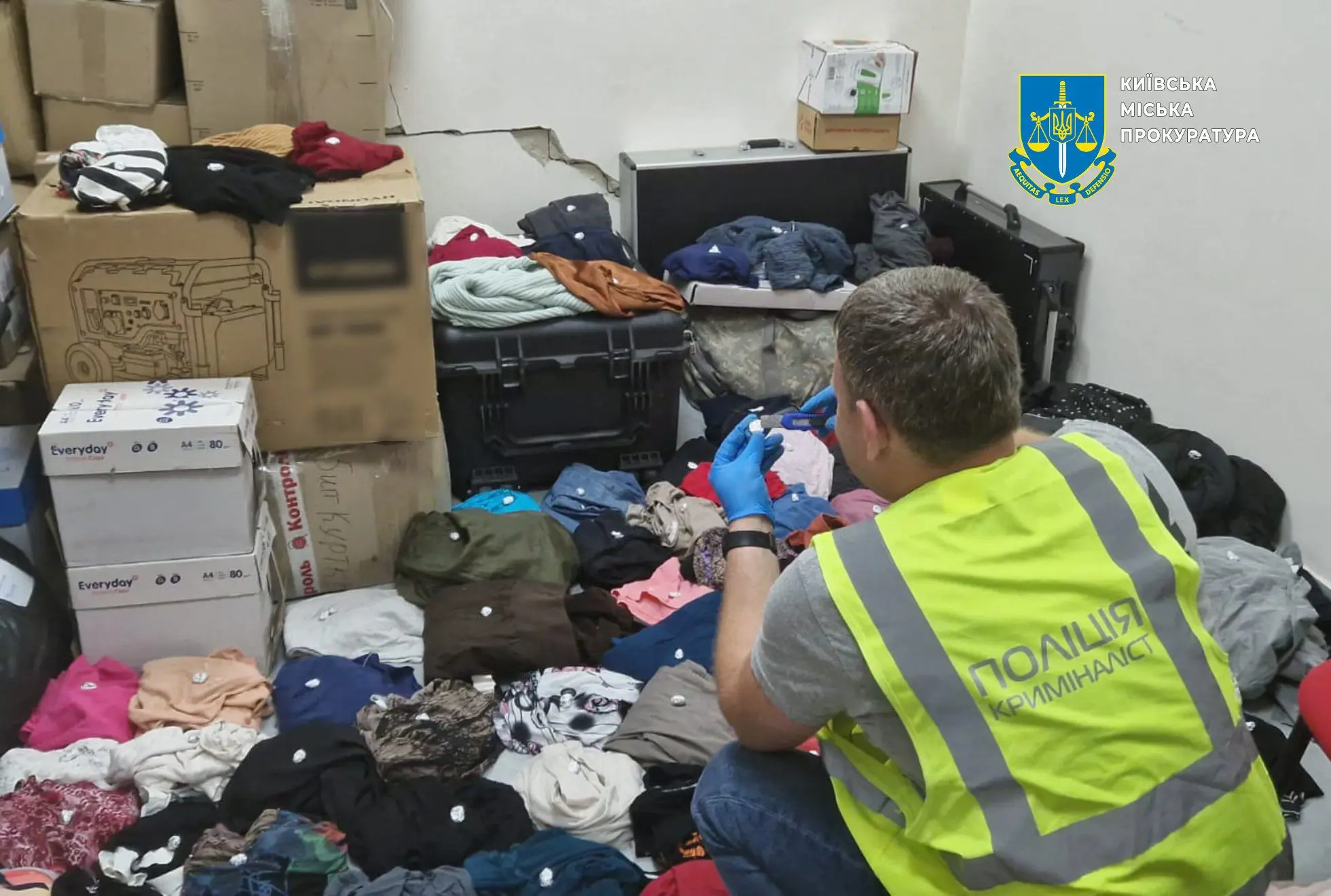 У столиці викрито 11 членів злочинної організації, які продавали наркотики через речі з секонд-хенду